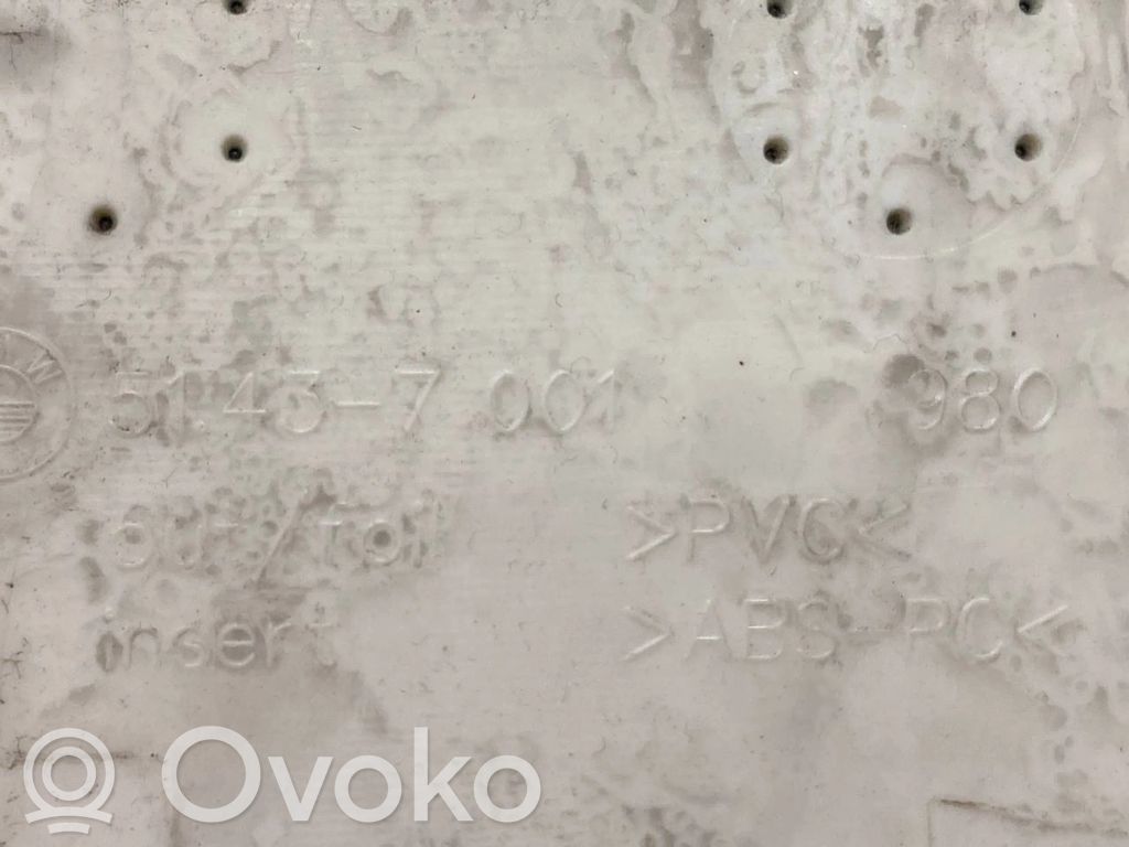 (B) statņa dekoratīvā apdare (augšdaļa)