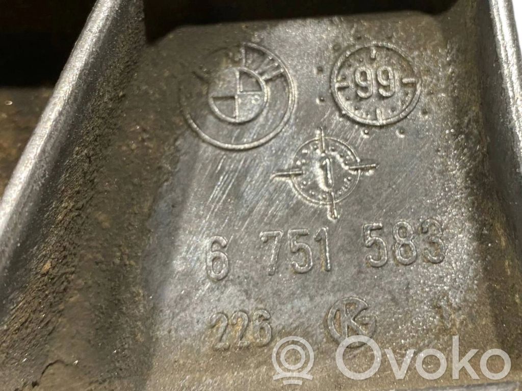 Transmission mounting bracket