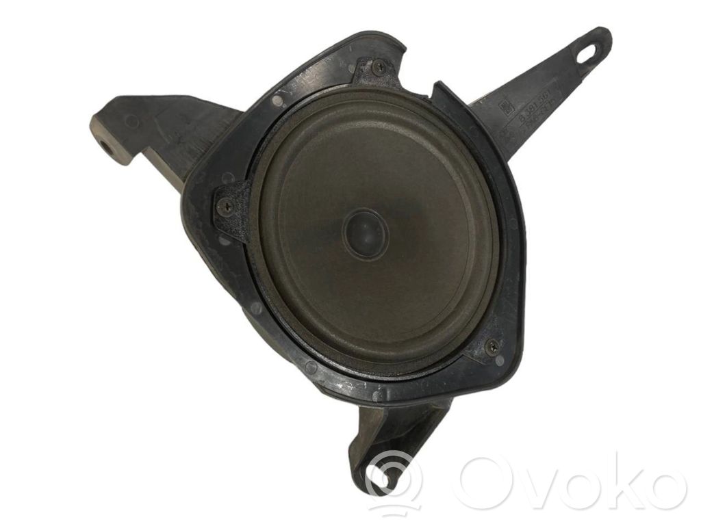 Speaker(s) in front door