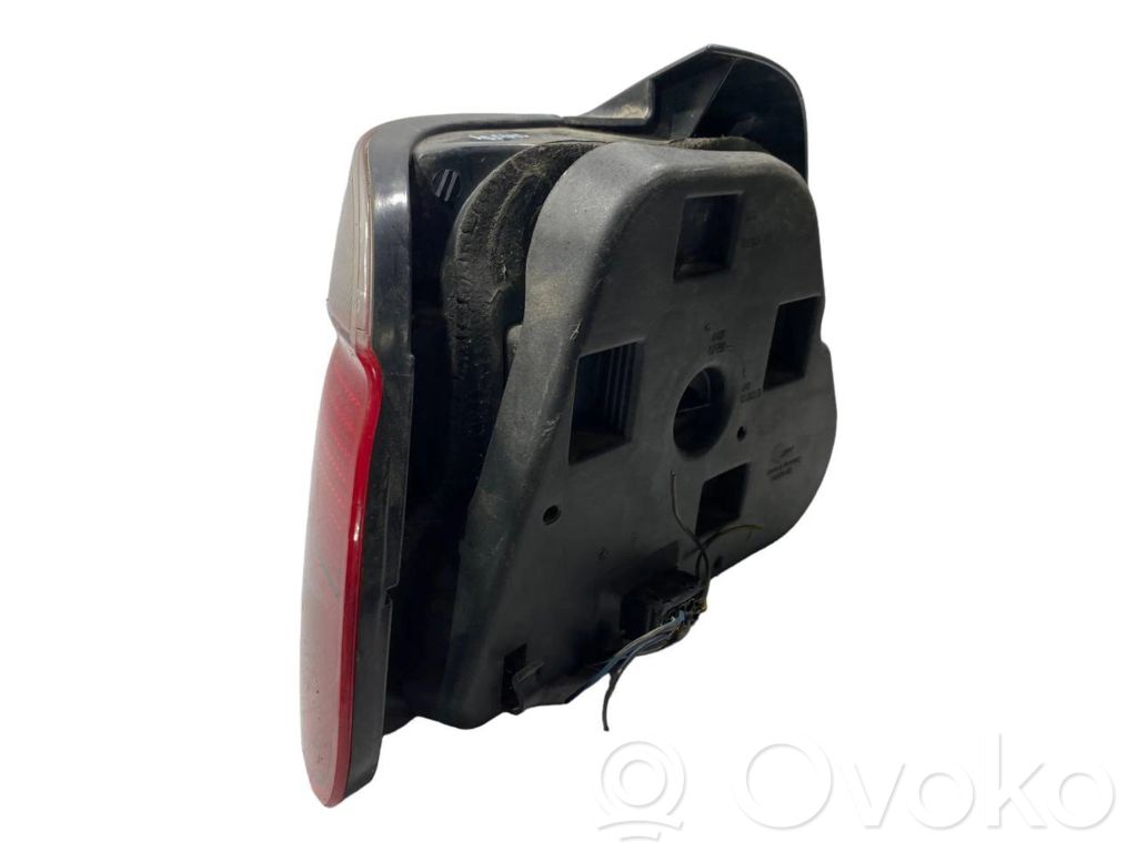 Задний фонарь в кузове