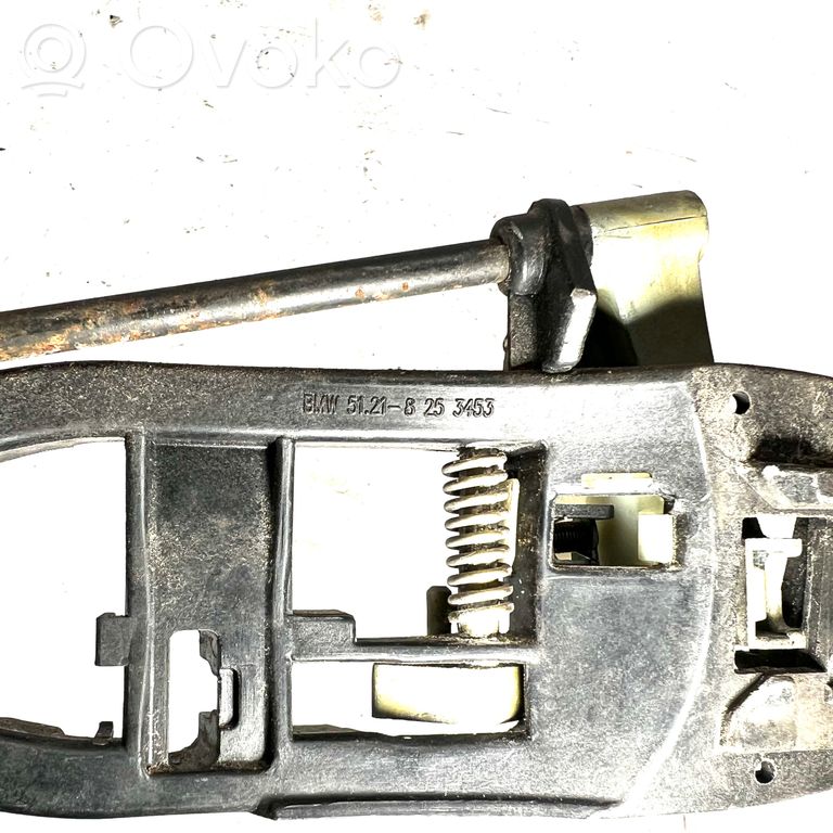 Держатель/кронштейн для внешней ручки открывания спереди