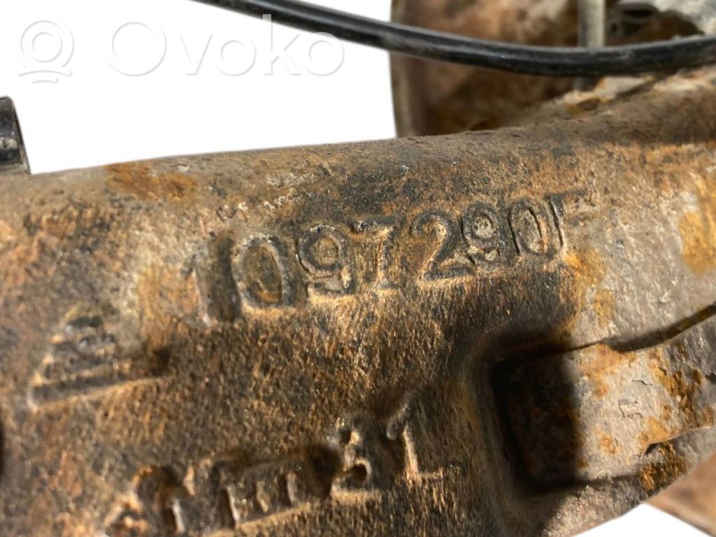 Aizmugurē riteņa rumbas vārpstas šarnīrs (stupica, capfa)