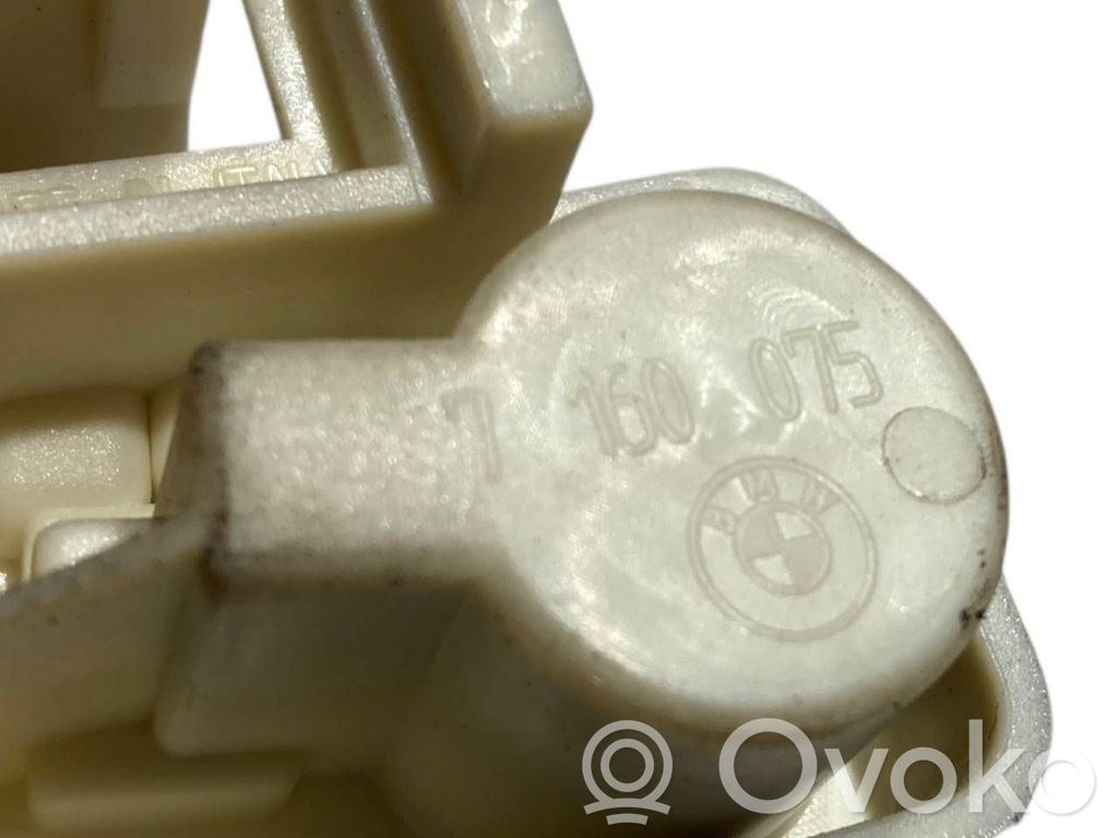 Aizmugures spuldzes vāka turētājs