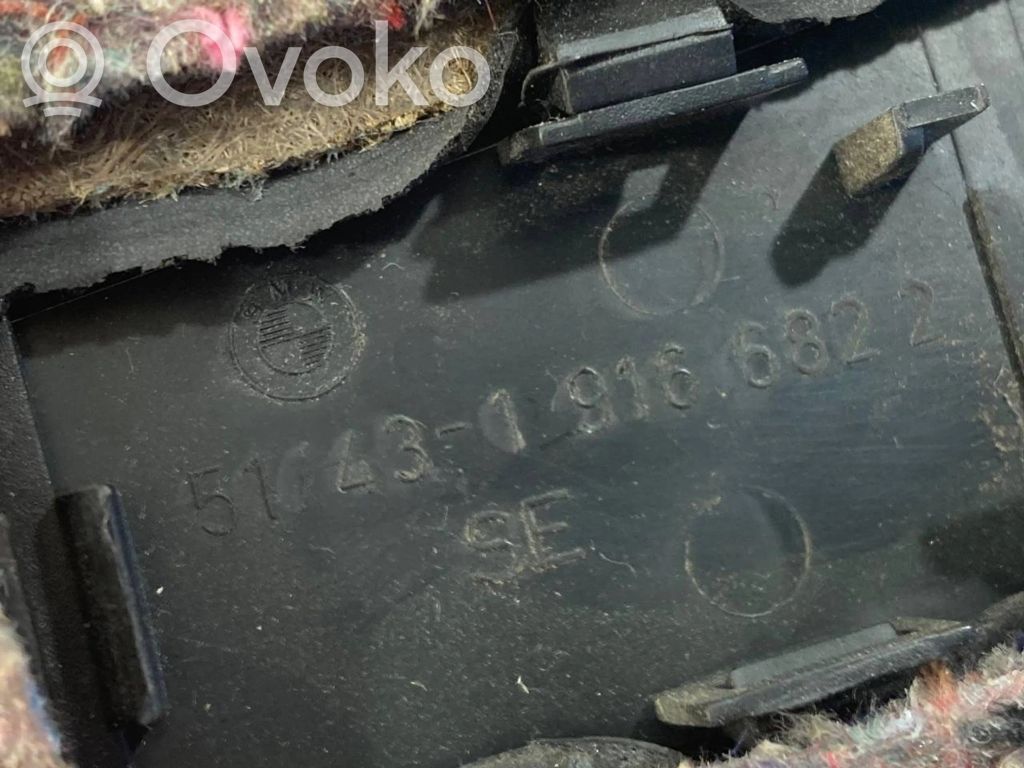(B) statņa dekoratīvā apdare (apakšdaļa)