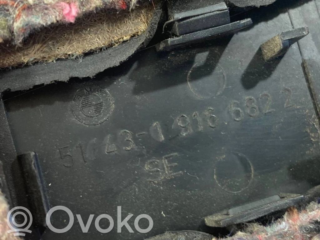 (B) statņa dekoratīvā apdare (apakšdaļa)