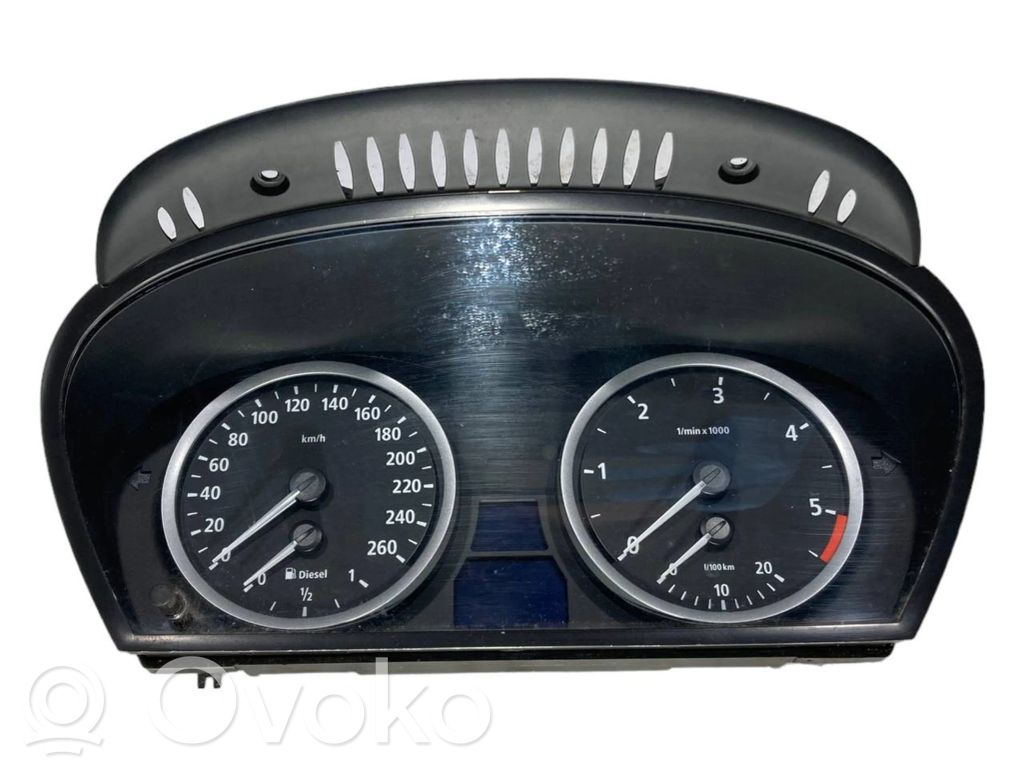 Speedometer (in the instrument panel)