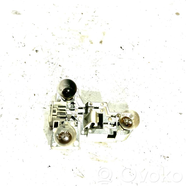 Aizmugures spuldzes vāka turētājs