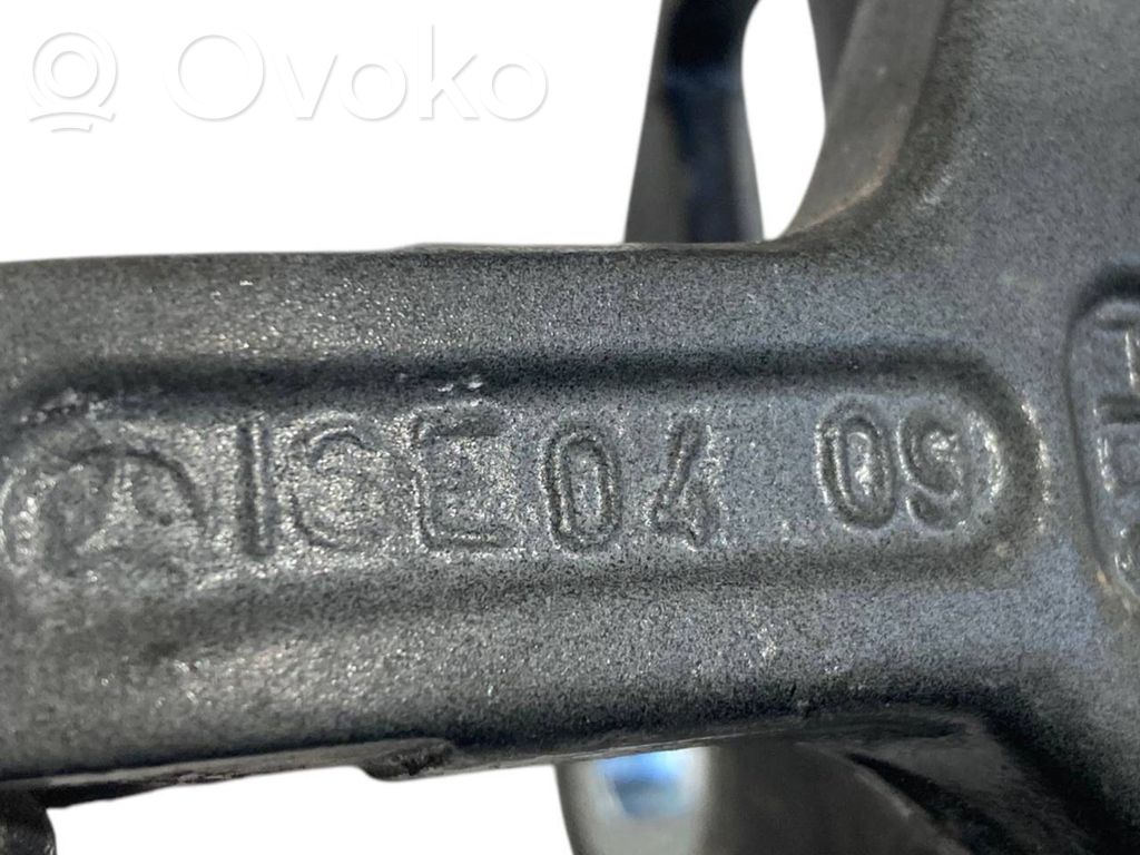 Priekšpusē augšējā vira (eņģe)