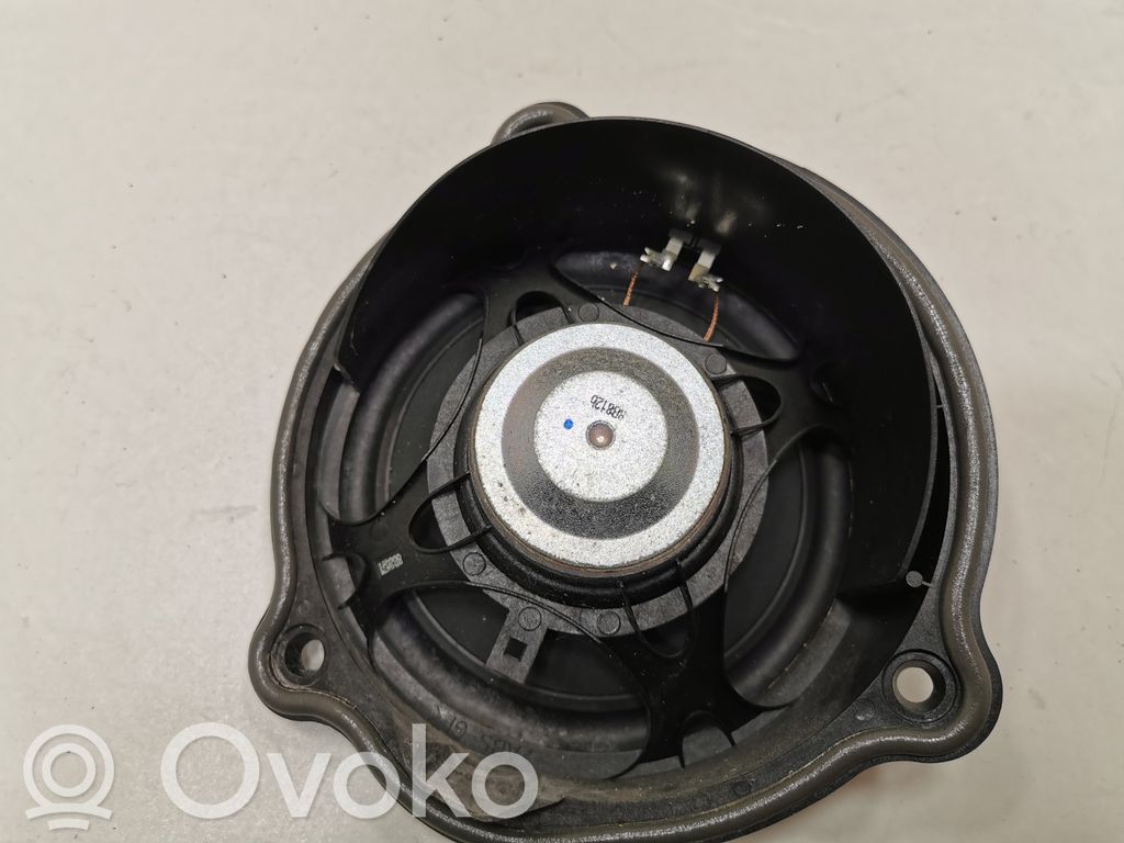 Speaker(s) in the rear door