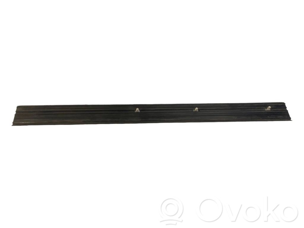 Priekšējā sliekšņa dekoratīvā apdare (ārējā)