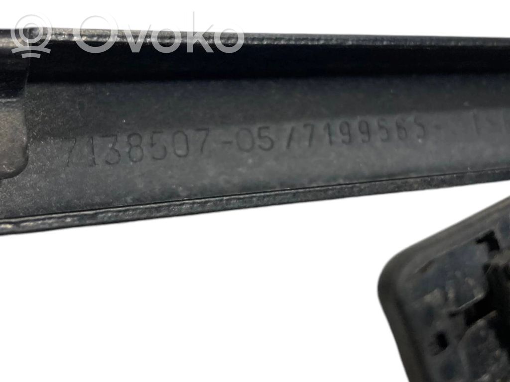 Aizmugurējā loga tīrītāja kājiņa