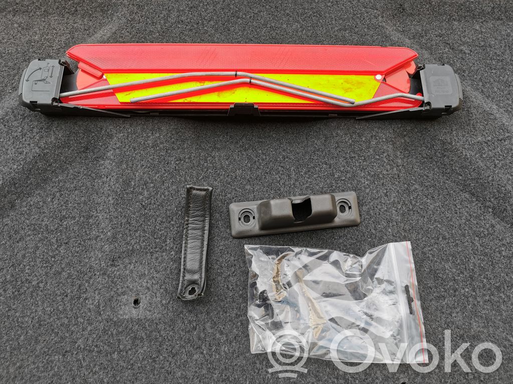 Bagāžnieka pārsega dekoratīvā apdare (komplekts)