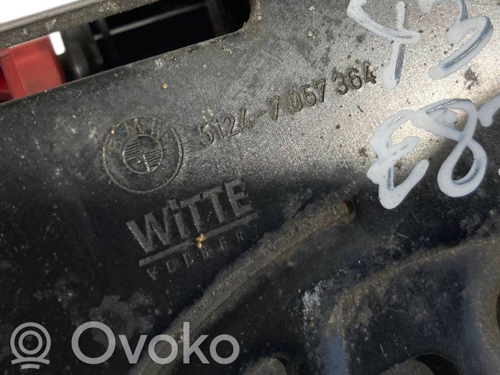 Aizmugurējā pārsega slēdzene