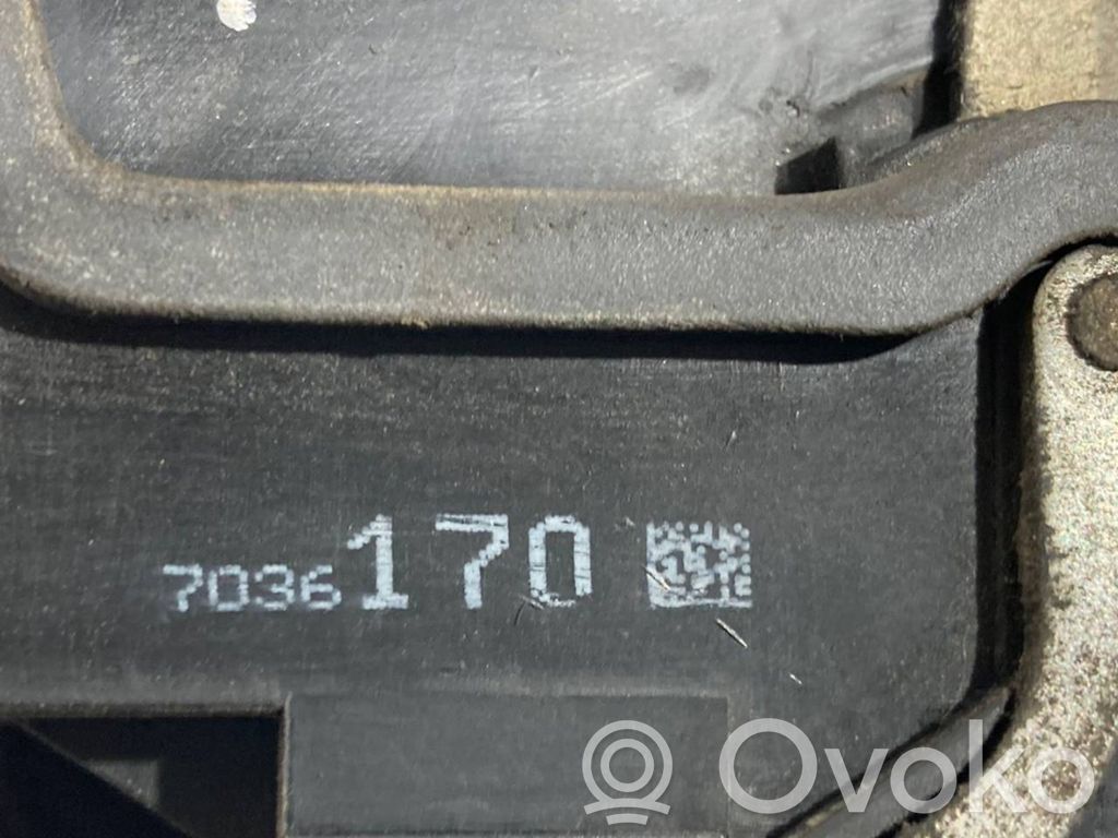 Priekšpusē slēdzene