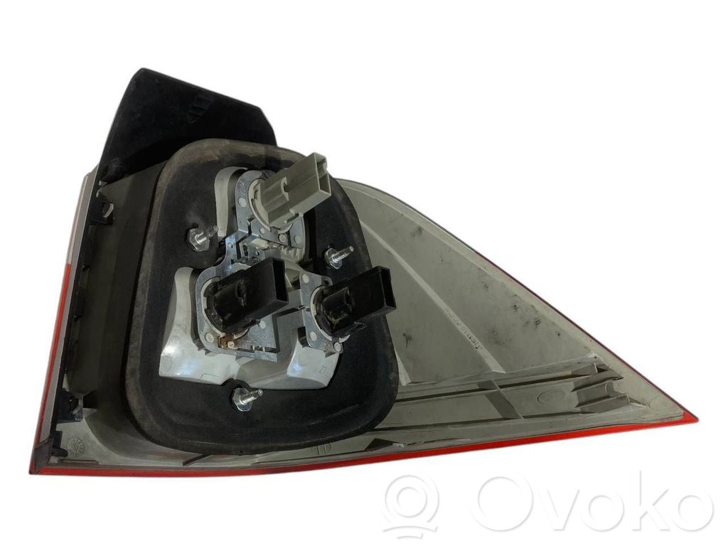 Aizmugurējais lukturis virsbūvē