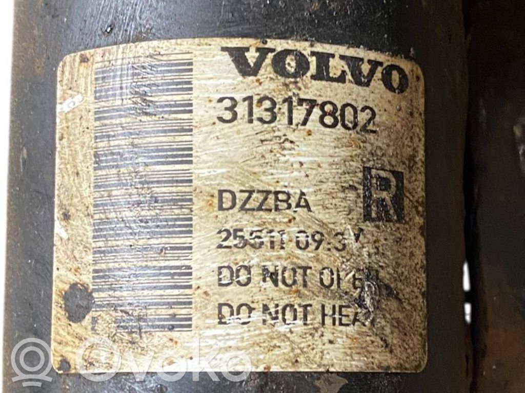 Priekšpusē amortizators ar atsperi