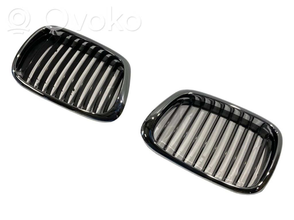 Bonnet decorative grille