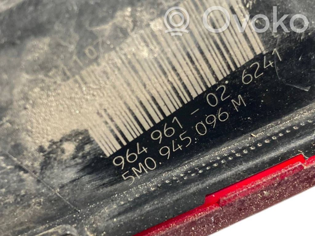 Aizmugurējais lukturis virsbūvē