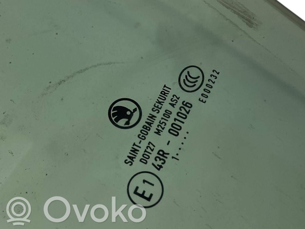priekšējo durvju stikls (četrdurvju mašīnai)