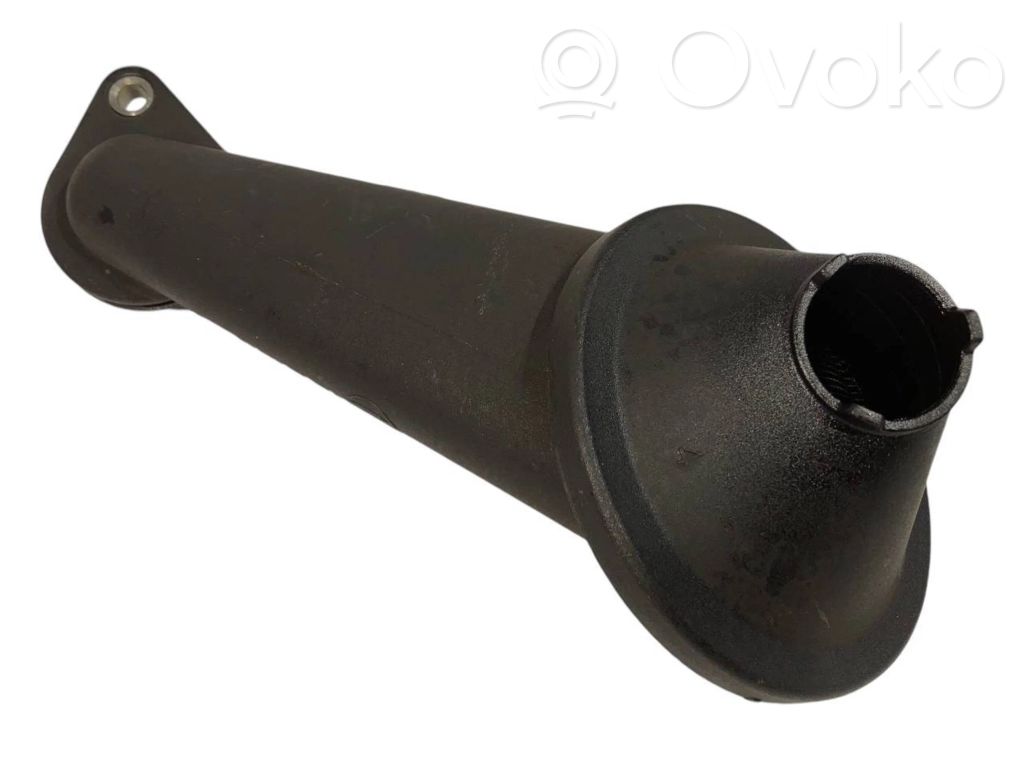 Oil supply pipe (in the crankcase)