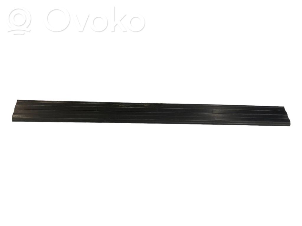 Priekšējā sliekšņa dekoratīvā apdare (ārējā)