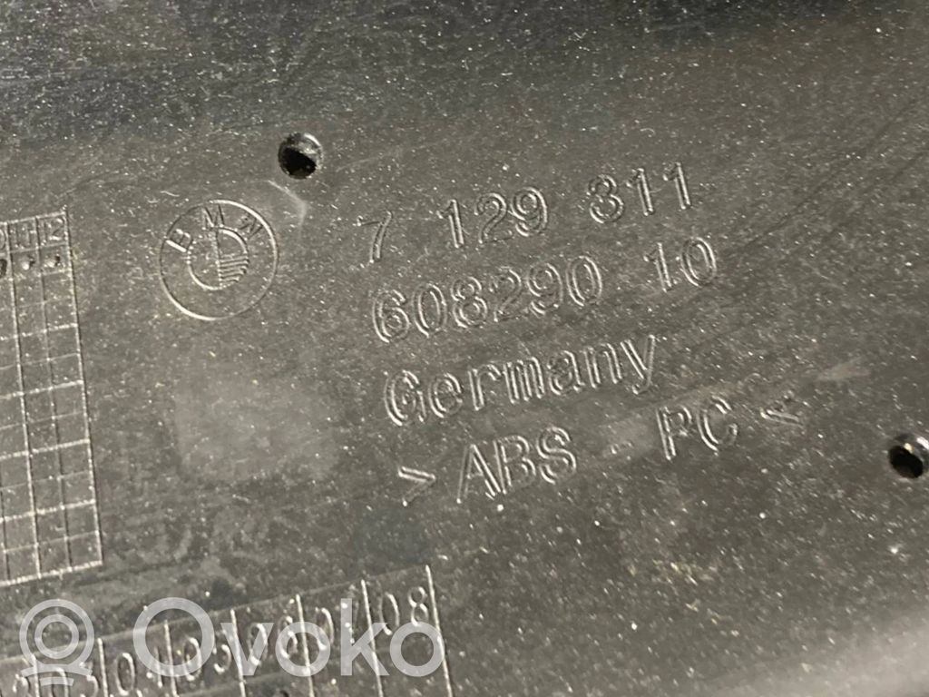 (A) statņa dekoratīvā apdare