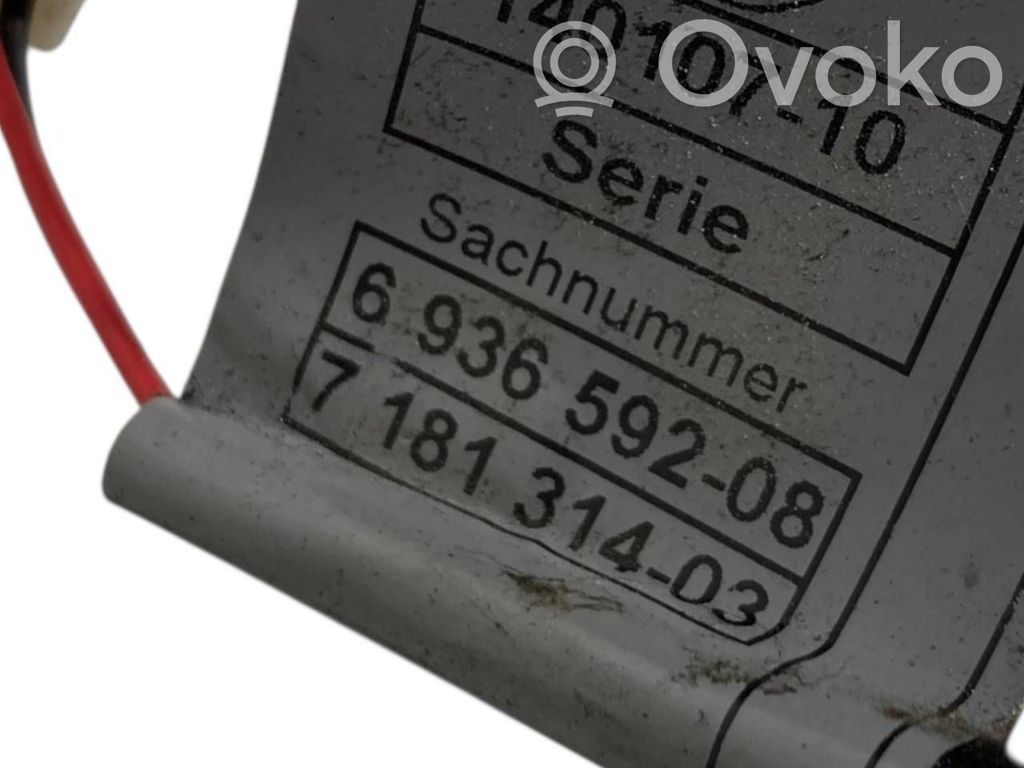 Priekšējo durvju roktura apgaismojums (ārpusē)