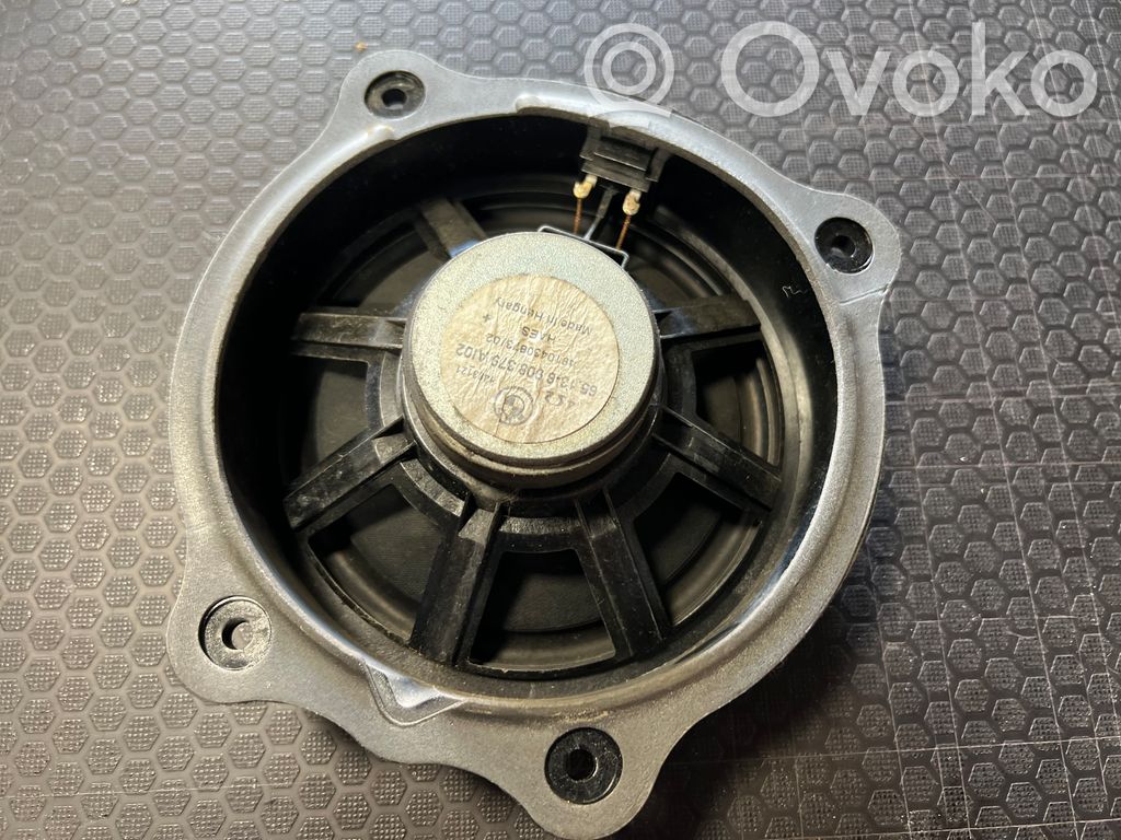 Skaļrunis (-i) aizmugurējā palodzē