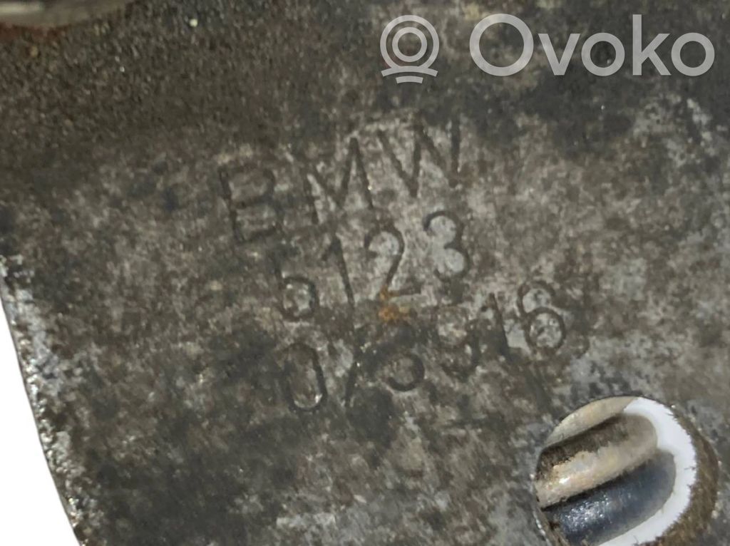 Петля замка капота двигателя