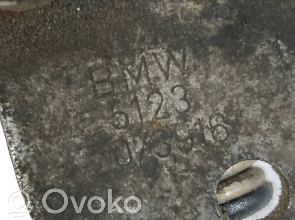 Dzinēja pārsega slēdzenes cilpa