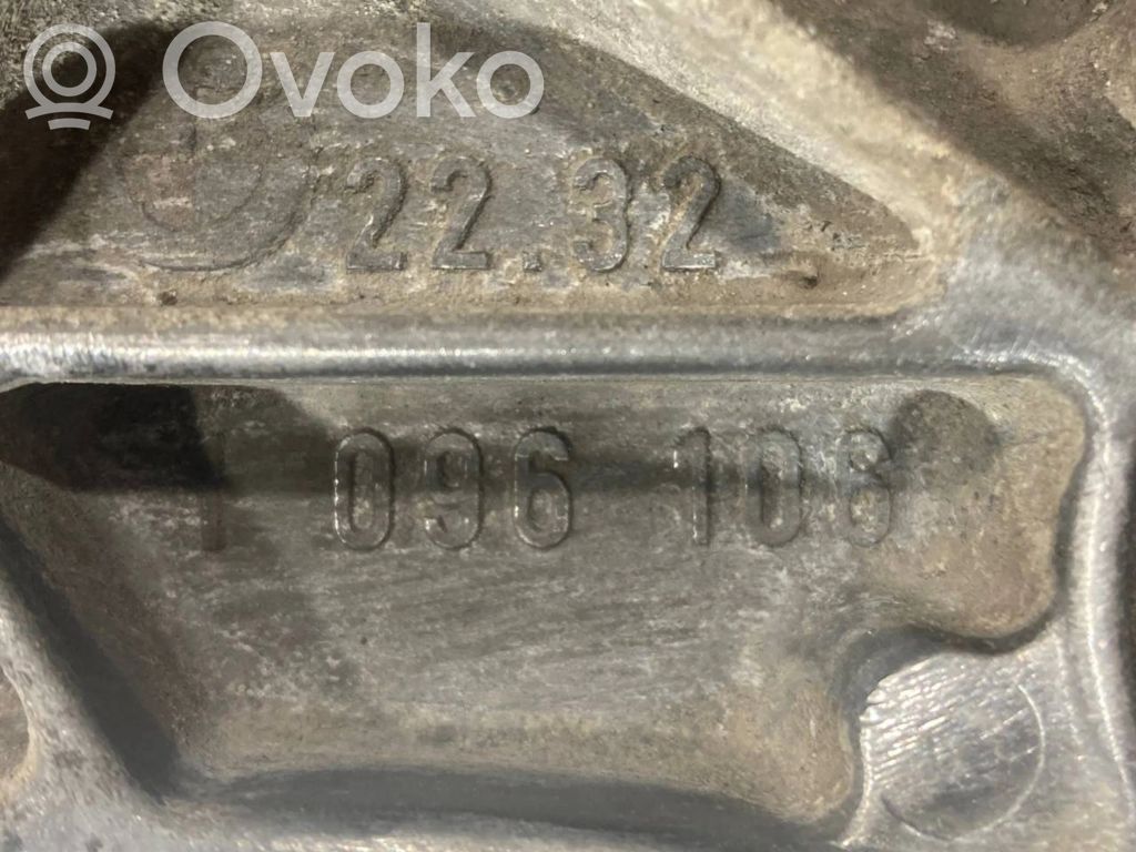 Transmission mounting bracket