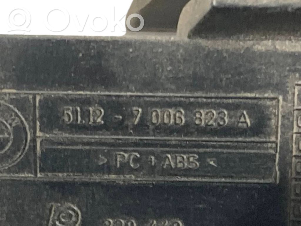 Rear bumper mounting bracket