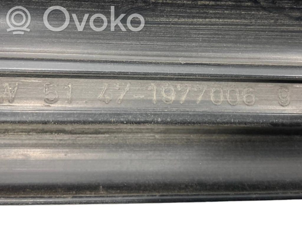 Priekšējā sliekšņa dekoratīvā apdare (iekšējā)