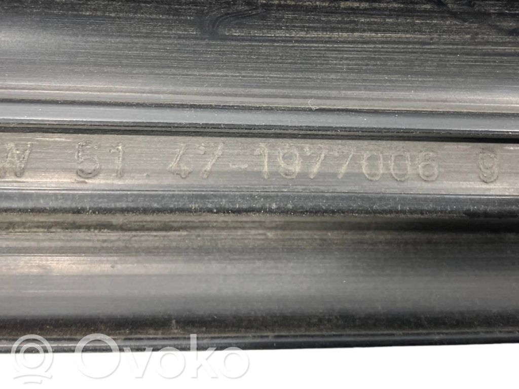 Priekšējā sliekšņa dekoratīvā apdare (iekšējā)