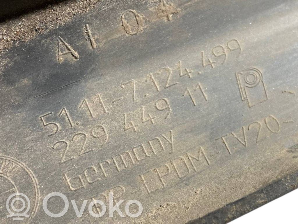 Priekšpusē dekoratīva bampera uzlikas