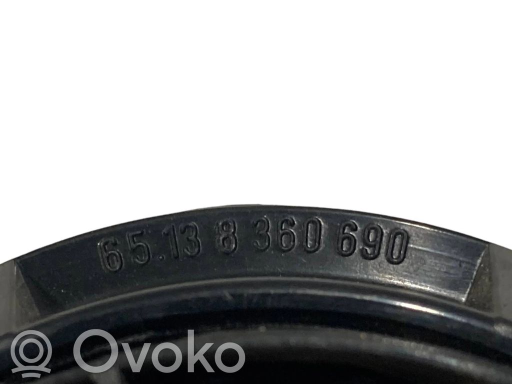 Skaļrunis (-i) priekšējās durvīs