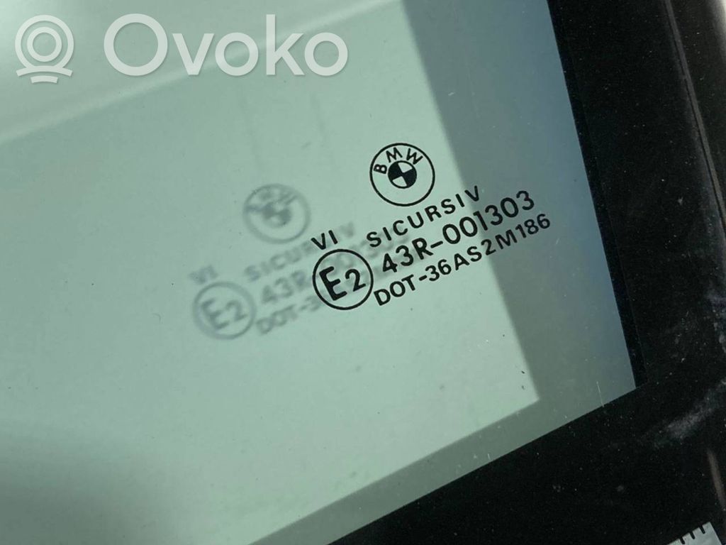 priekšējo durvju stikls (četrdurvju mašīnai)