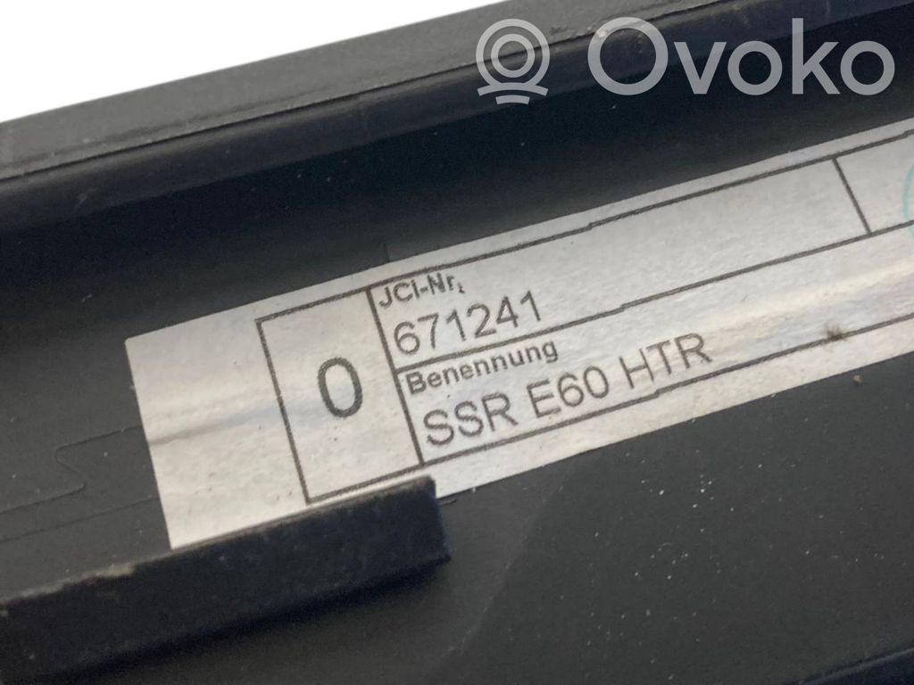 Aizmugurē logu aizkars