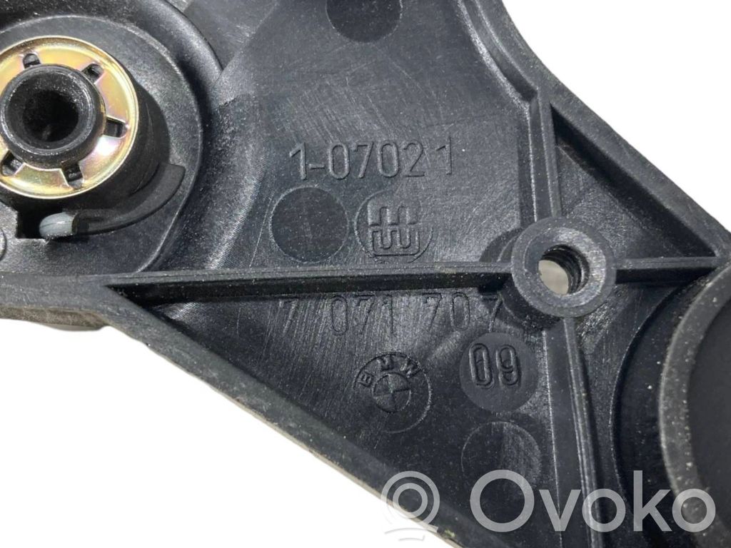 Dzinēja pārsega attaisīšanas rokturītis