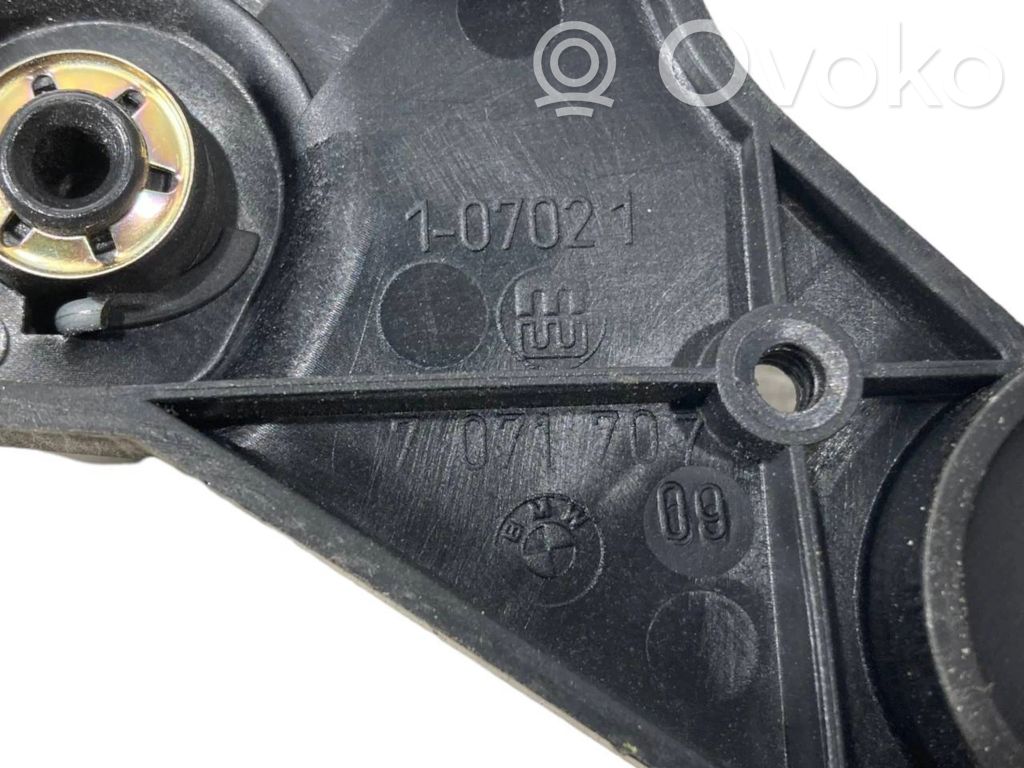 Dzinēja pārsega attaisīšanas rokturītis