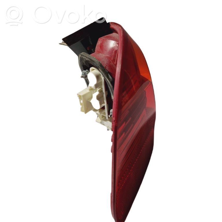 Задний фонарь в кузове