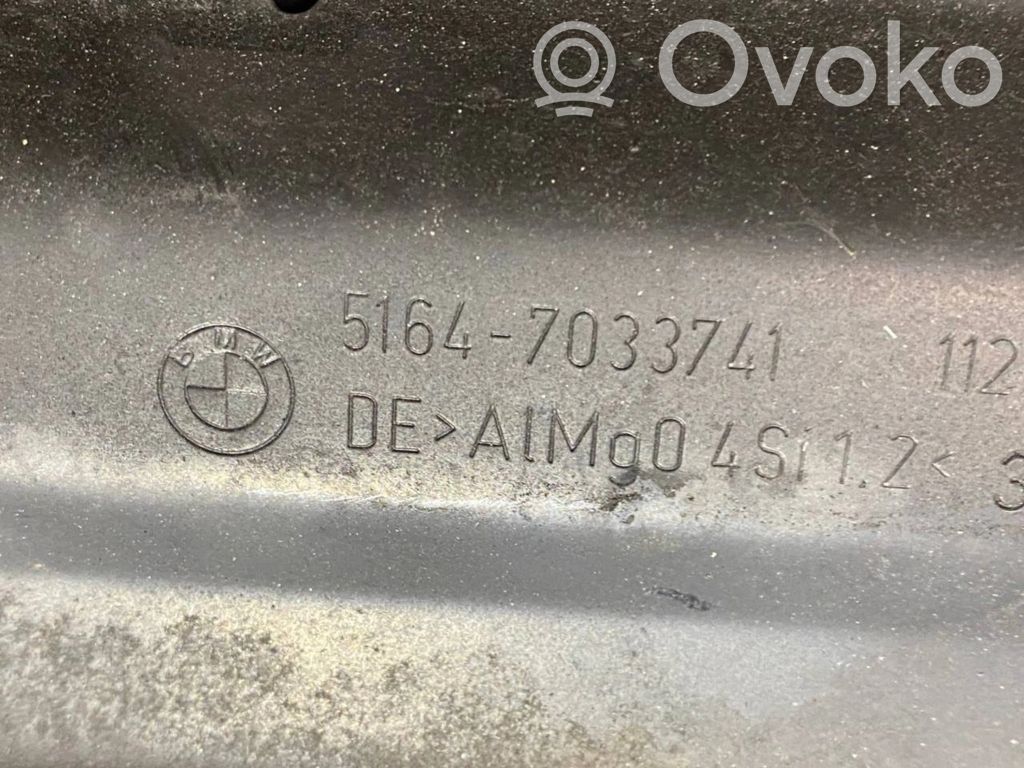 Radiatoru paneļa augšējā daļa (televizors)