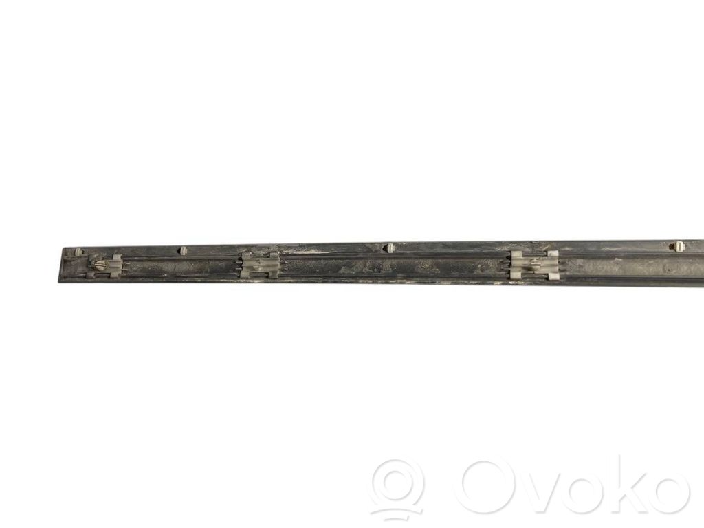 Priekšpusē durvju dekoratīvā apdare (moldings)