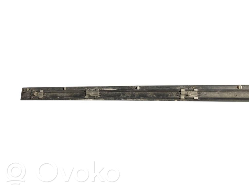 Priekšpusē durvju dekoratīvā apdare (moldings)