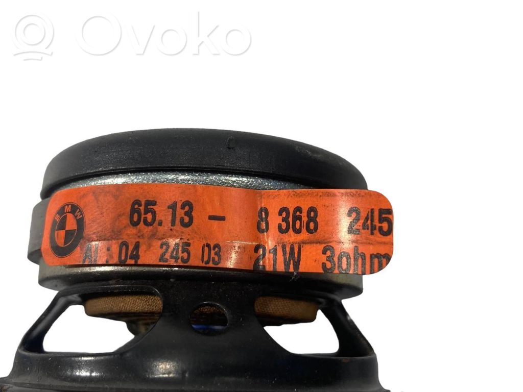 Skaļrunis (-i) pakaļējās durvīs