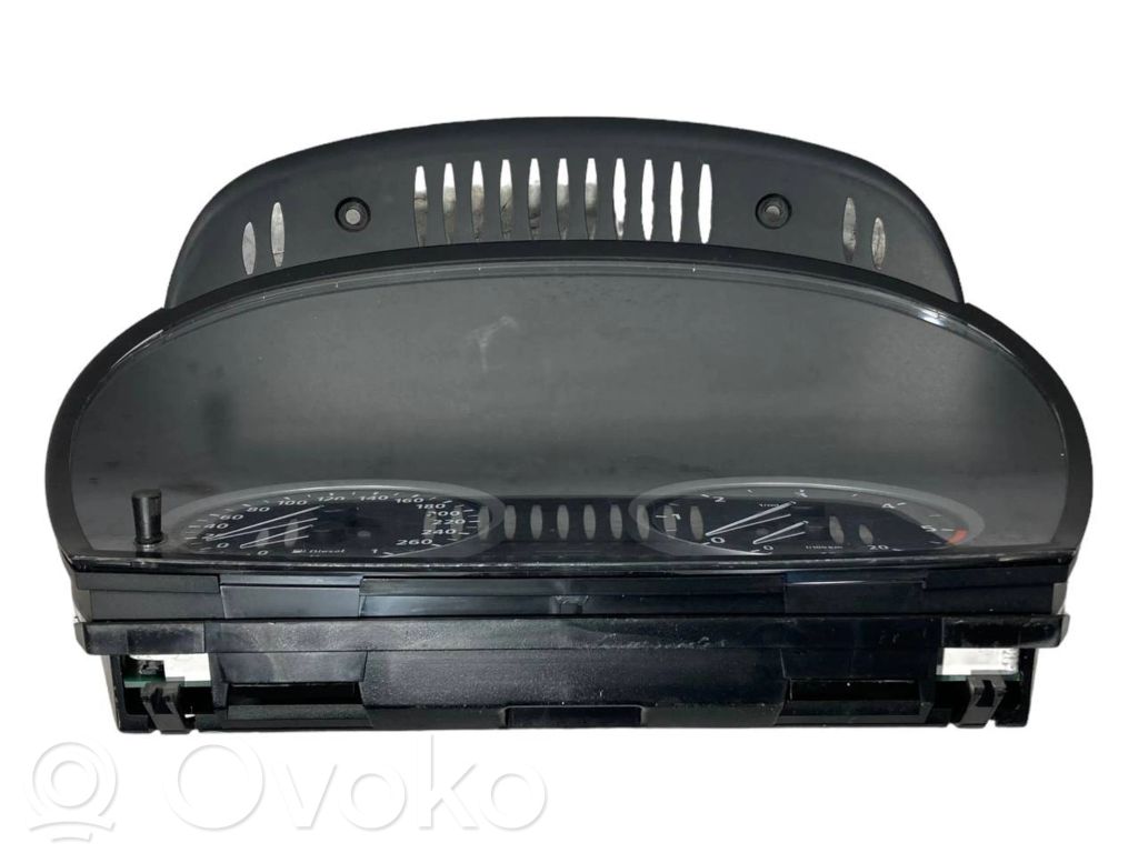 Speedometer (in the instrument panel)