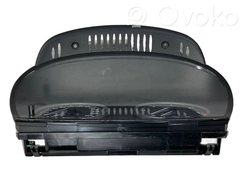 Speedometer (in the instrument panel)