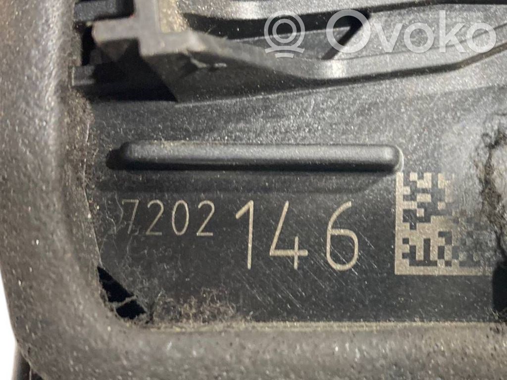 Priekšpusē slēdzene