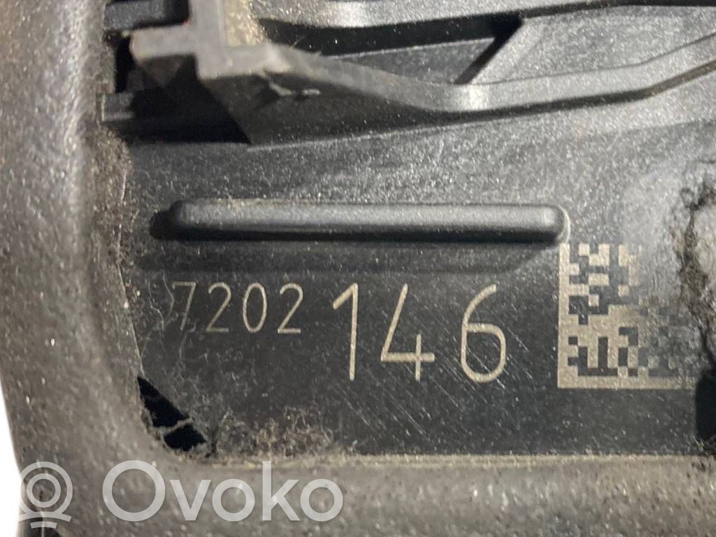 Priekšpusē slēdzene