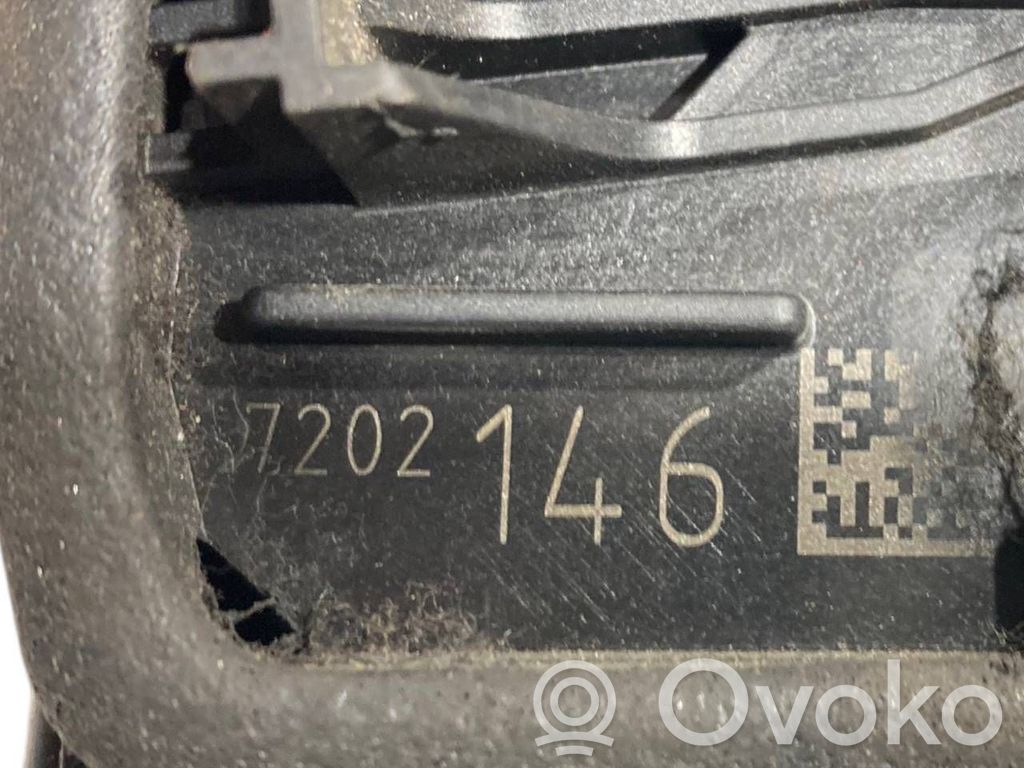 Priekšpusē slēdzene